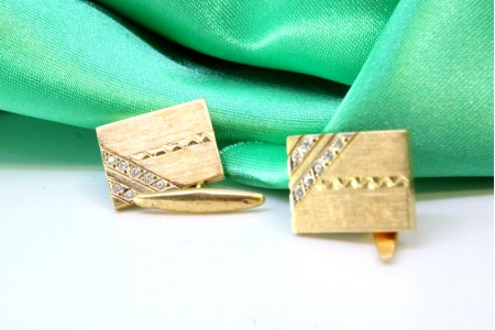 Botões de punho em ouro amarelo de formato retangular com (14) diamantes